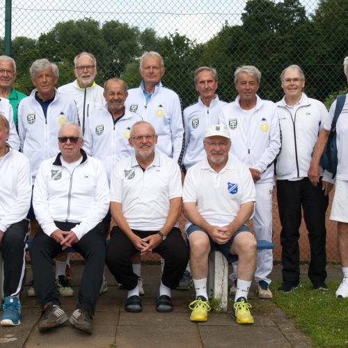 Alle Beteiligten am Saisonabschluss
zwischen den Tennisherren 75+ der TG Gahmen und des TV Espelkamp-Mittwald